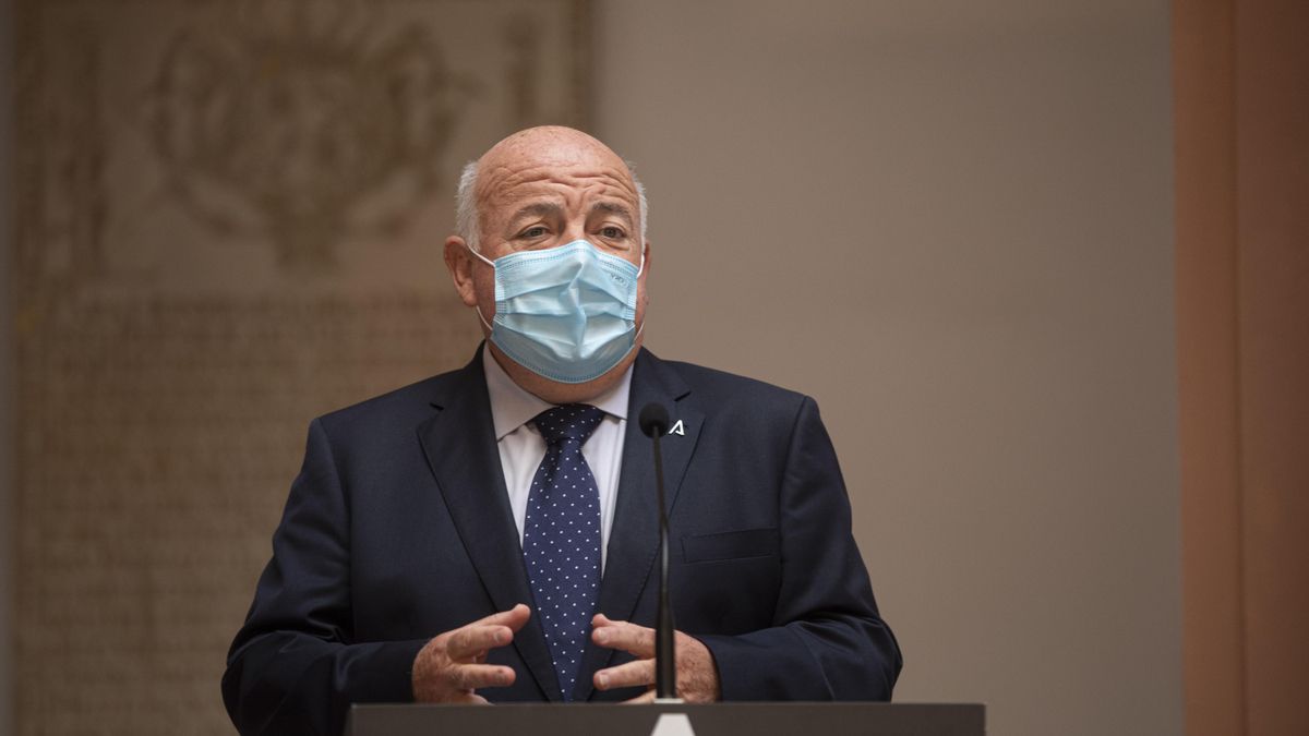 Archivo - El consejero de Salud y Familias, Jesús Aguirre, durante su intervención en la firma de un protocolo de actuación entre la Consejería de Salud y Familias y los laboratorios farmacéuticos Rovi. En Sevilla (Andalucía, España), a 23 de noviembre de