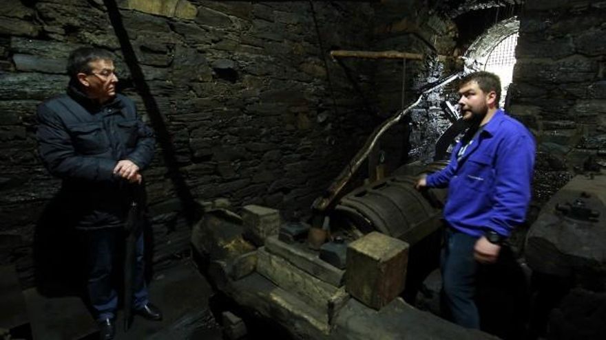 César Sánchez / ICAL La cuarta generación de herreros de la Herrería de Compludo, Manuel Sánchez, durante la demostración del funcionamiento de la herrería.