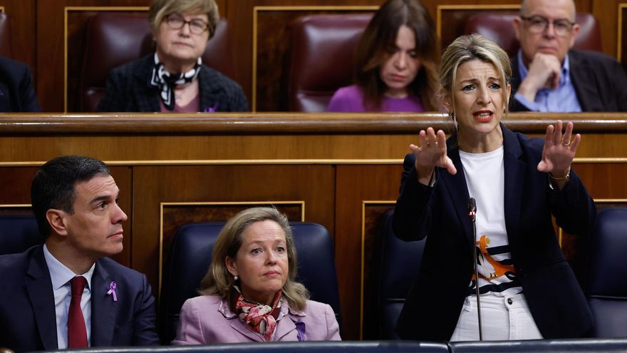 La vicepresidenta segunda y ministra de Economía, Yolanda Díaz (d), acompañad por la vicepresidenta económica, Nadia Calviño, y por el presidente del Gobierno, Pedro Sánchez