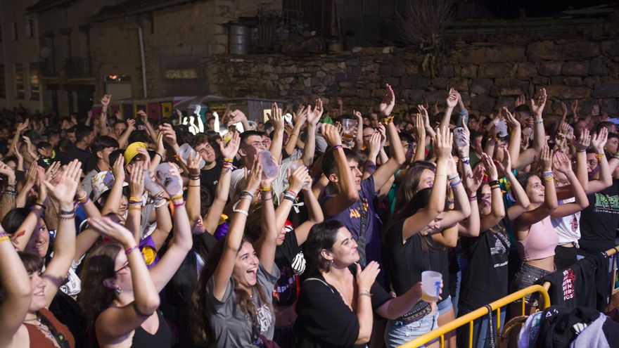 Una multitud de gente acude cada año a este festival que se niega a ser considerado un festival
