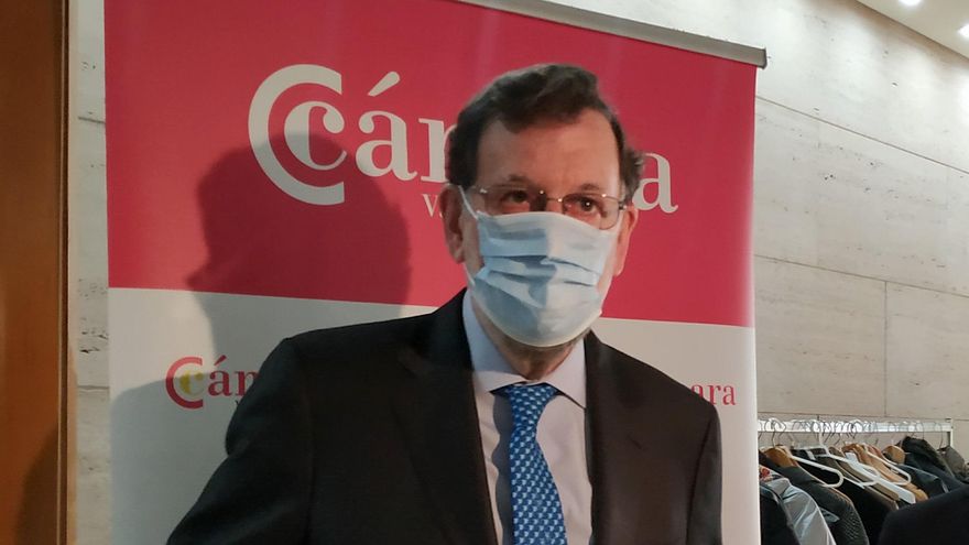 El expresidente del Gobierno Mariano Rajoy junto al presidente de la Cámara de Comercio de Valladolid, Víctor Caramanzana.