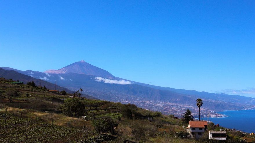 Nubes altas y temperaturas sin cambios este domingo en Canarias