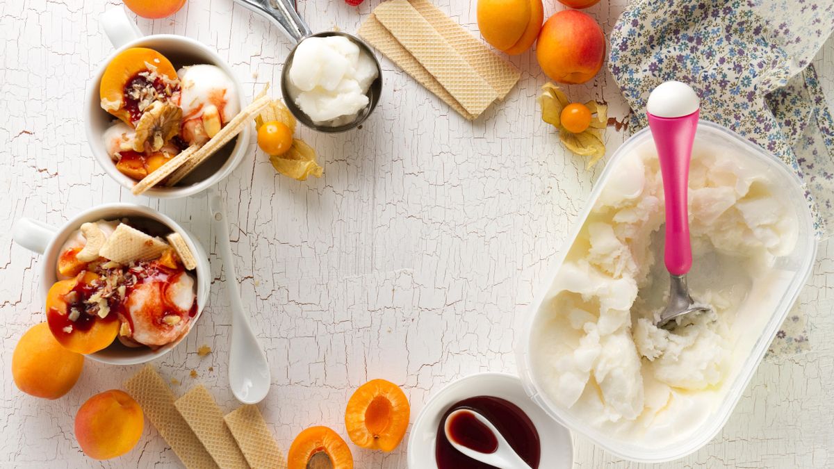 Añade a tus helados frutas troceadas o siropes