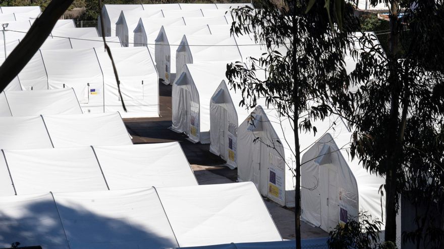 Carpas instaladas en el Centro de Acogida Temporal de Extranjeros de Las Raíces (La Laguna), al que esta semana serán trasladados inmigrantes alojados en hoteles de Gran Canaria y Tenerife y que tiene una capacidad para 2.000n personas.