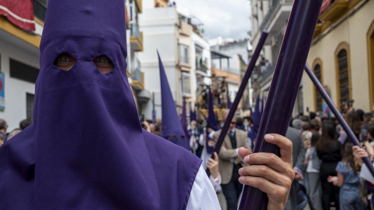 Nazareno de la Exaltación con el misterio al fondo