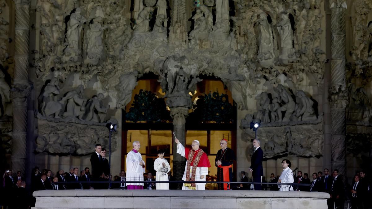 El papa León XIV bendice, esparciendo el agua bendita con el hisopo, la Torre de Jesús de la Sagrada Família.