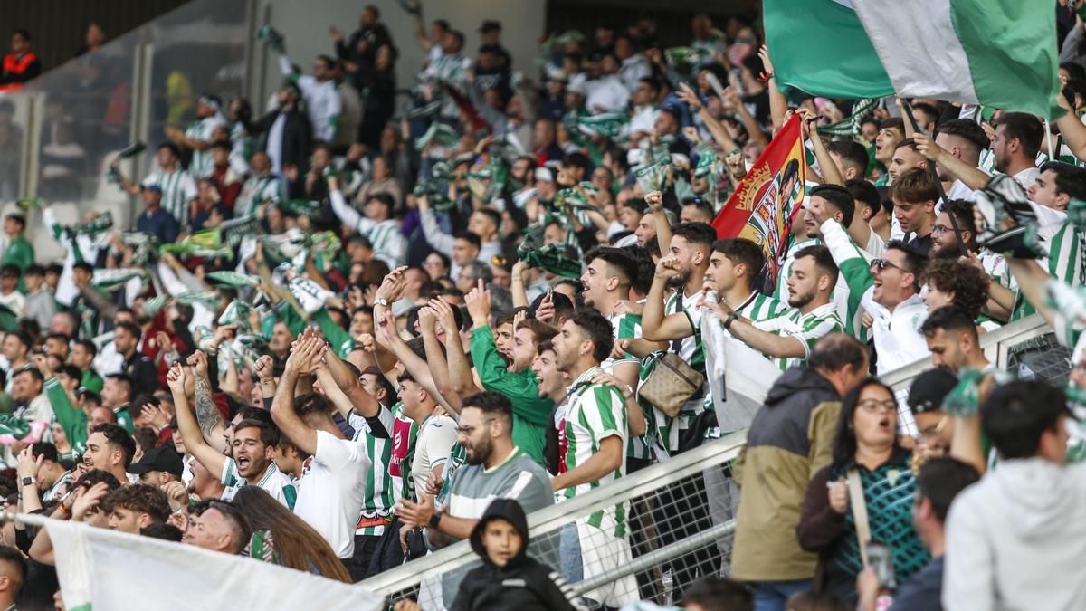 La afición del Córdoba celebra un gol