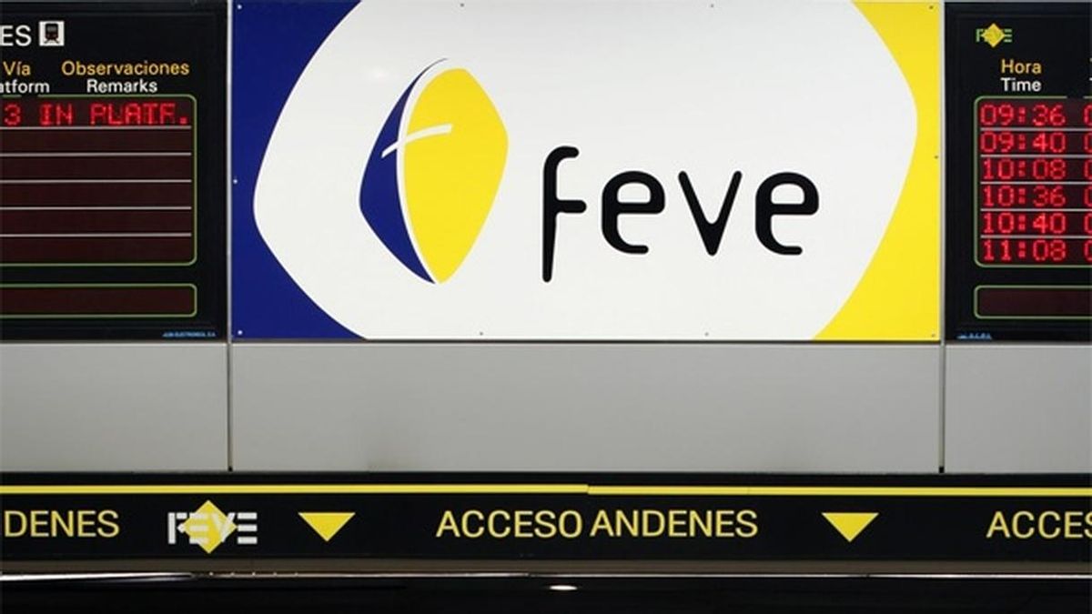 Adif espera que esta tarde se solucioné el problema eléctrico que provoca retrasos en cercanías