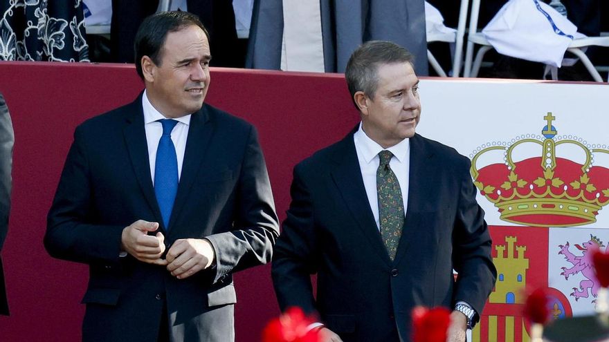 El presidente de Castilla-La Mancha Emiliano García Page y el presidente de la Comunidad Valenciana Juanfran Pérez Llorca, durante el tradicional desfile militar del 12 de octubre de 2026