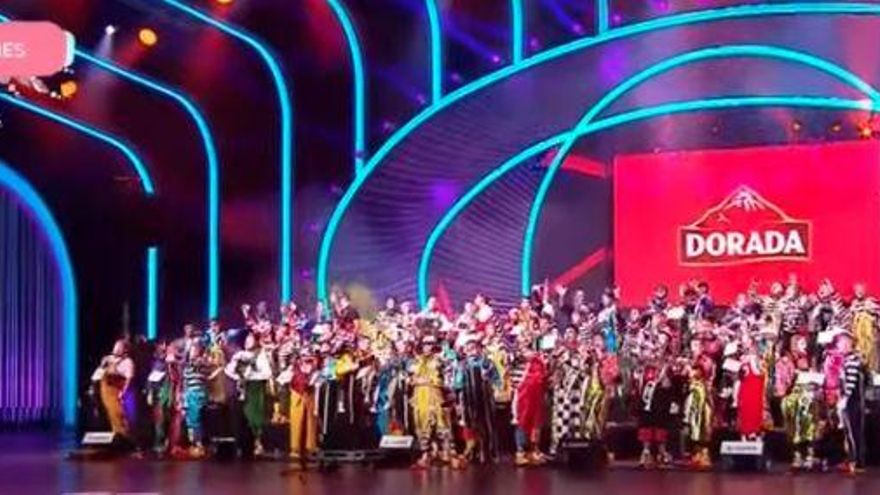 VÍDEO | La aplaudida actuación de la murga Los Bambones en el Carnaval de Tenerife: "¡Los pelos de punta!"