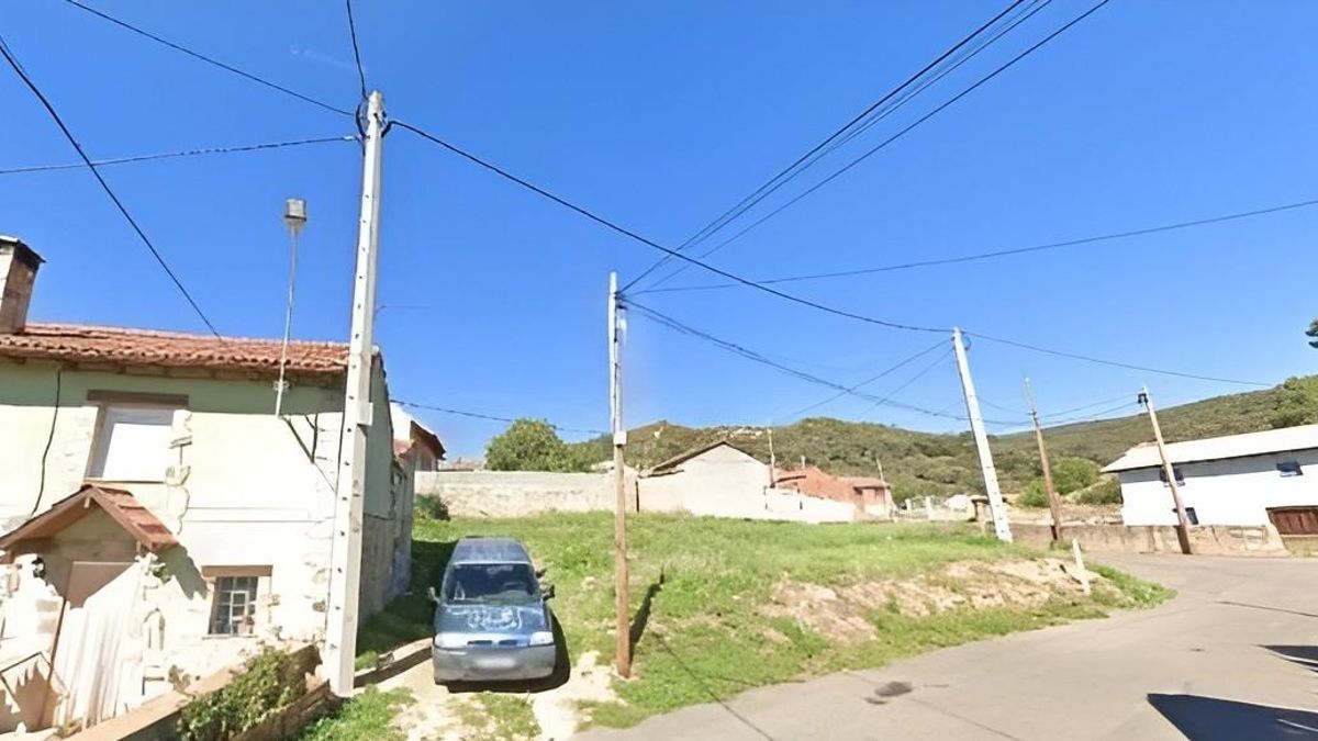 Un trabajador de 27 años herido grave al golpearle un objeto de hierro de una torre de tensión en un pueblo del Órbigo