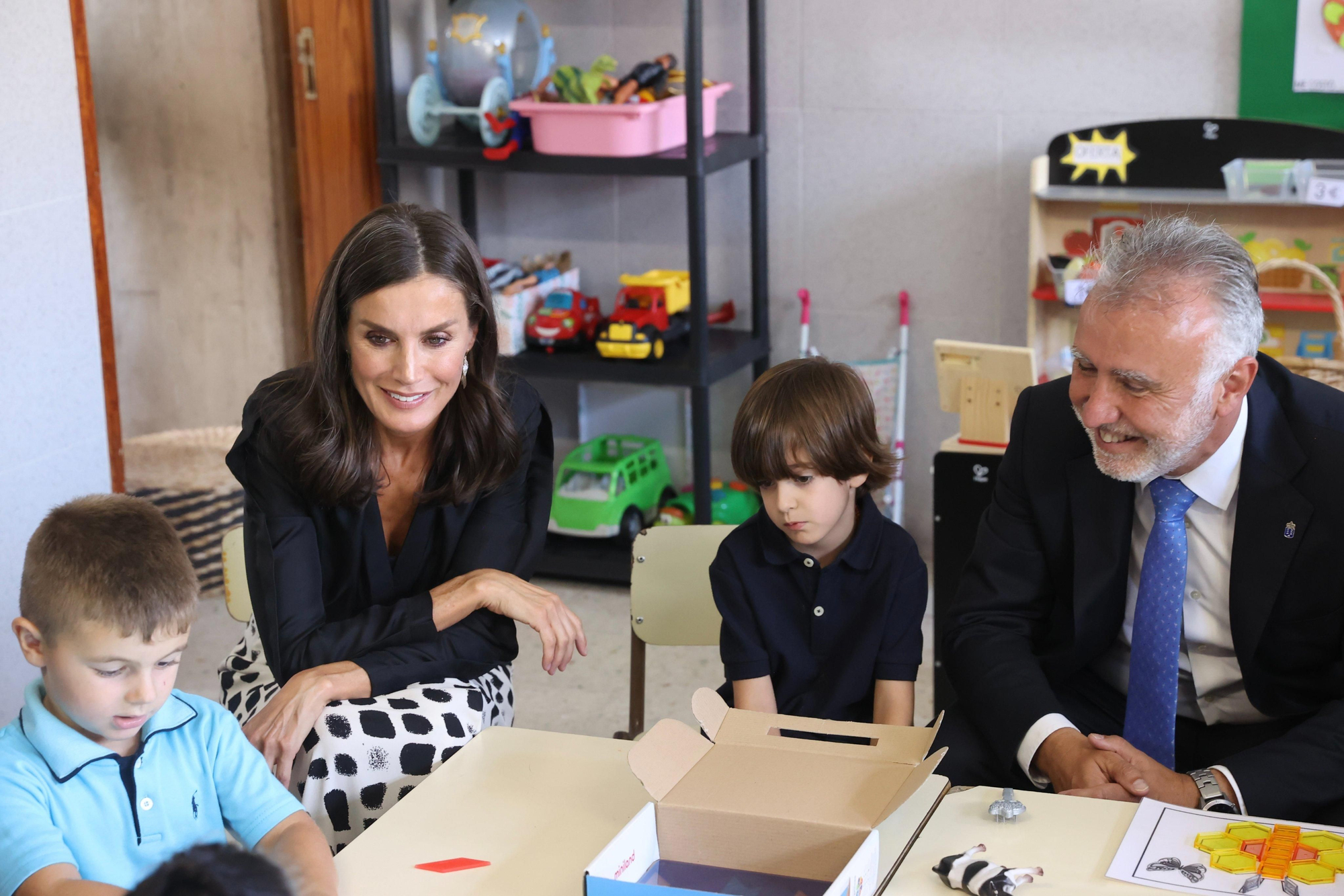 La reina Letizia y Ángel Víctor Torres con alumnos afectados por el volcán. CASA REAL