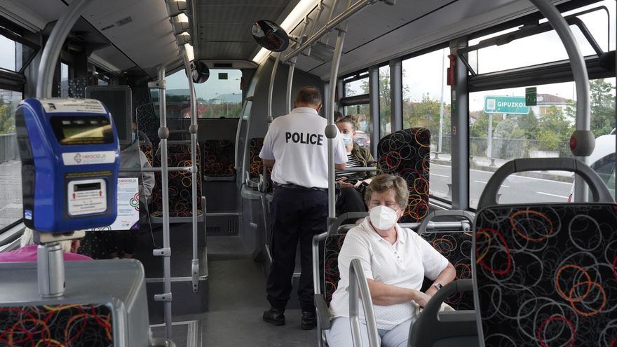 Control policial en la entrad de Francia dentro de un autobús de línea