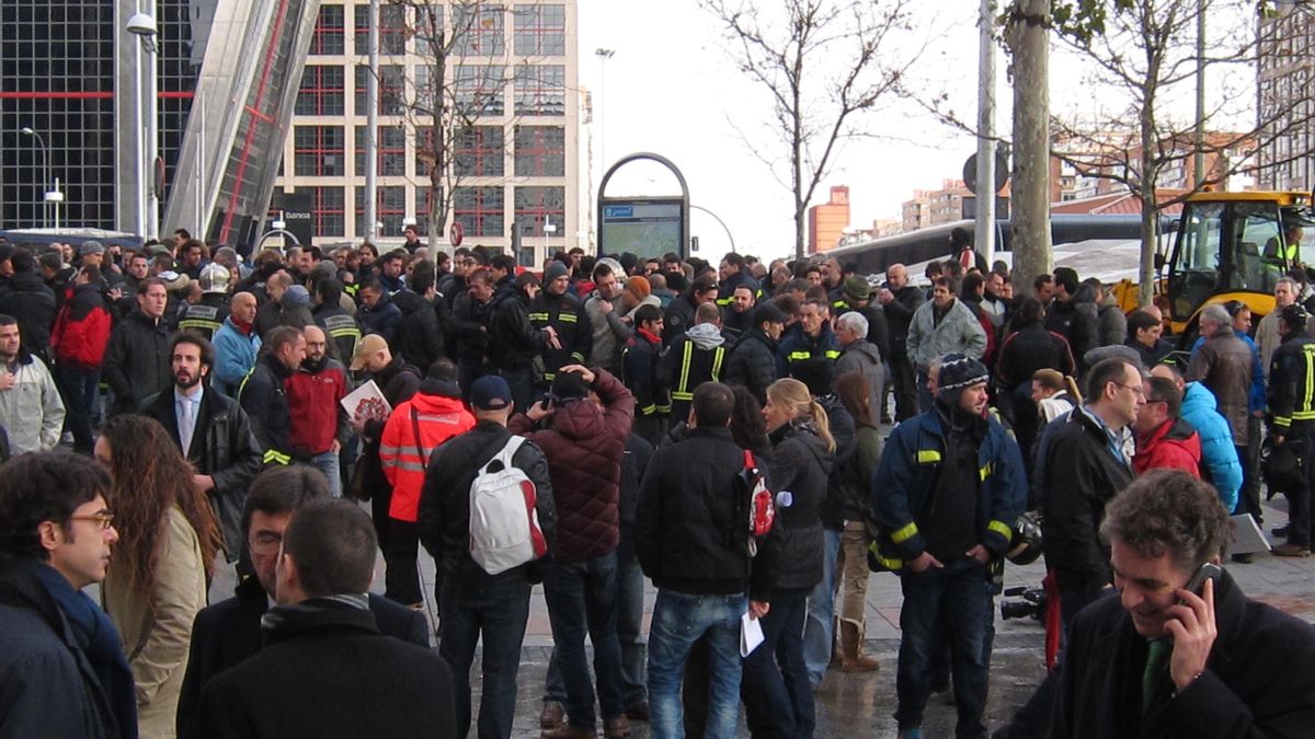 Los bomberos de Madrid concentrados en Plaza de Castilla se desplazan a la comisaría de Moratalaz