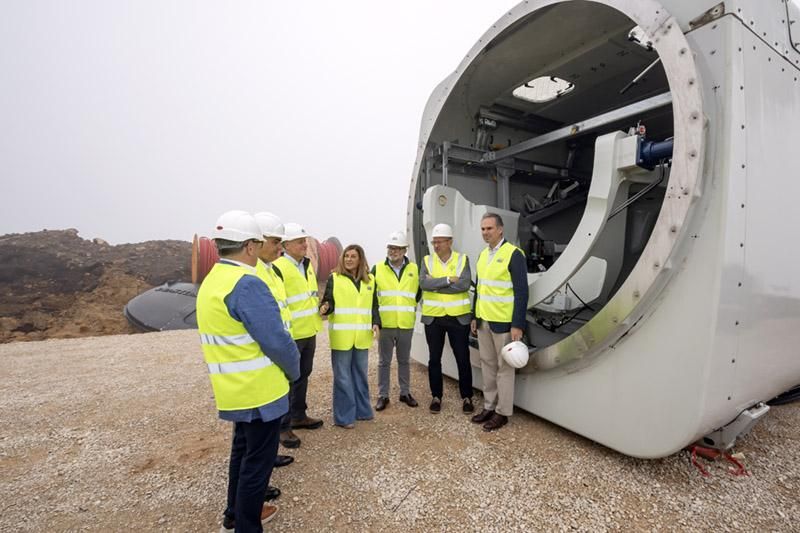 La presidenta de Cantabria visita las obras de los molinos eólicos de El Escudo.