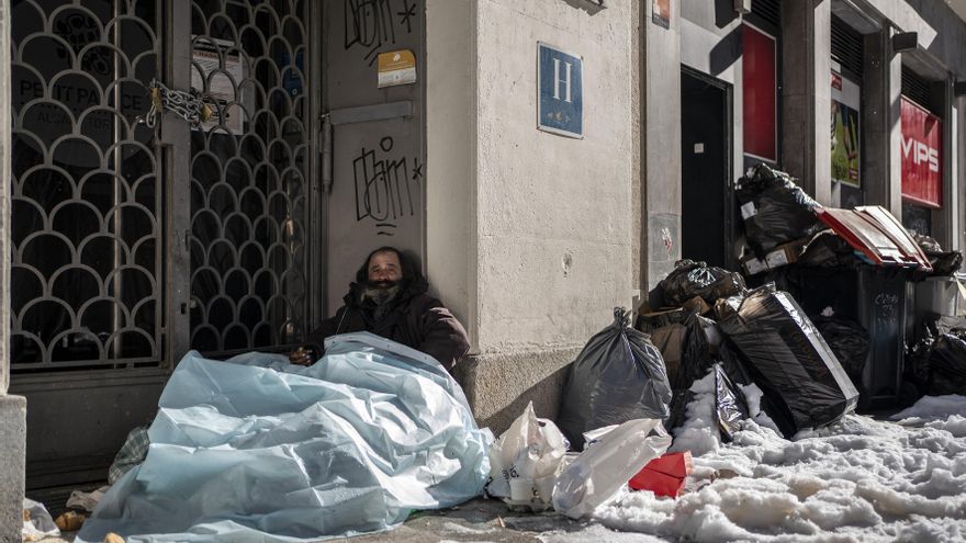 Antonio, de 54 años, no tiene hogar y duerme desde hace 6 anos en la calle. Durante la nevada afirma que también lo ha hecho. Dice que tiene que estar en el lugar donde duerme porque es su casa.