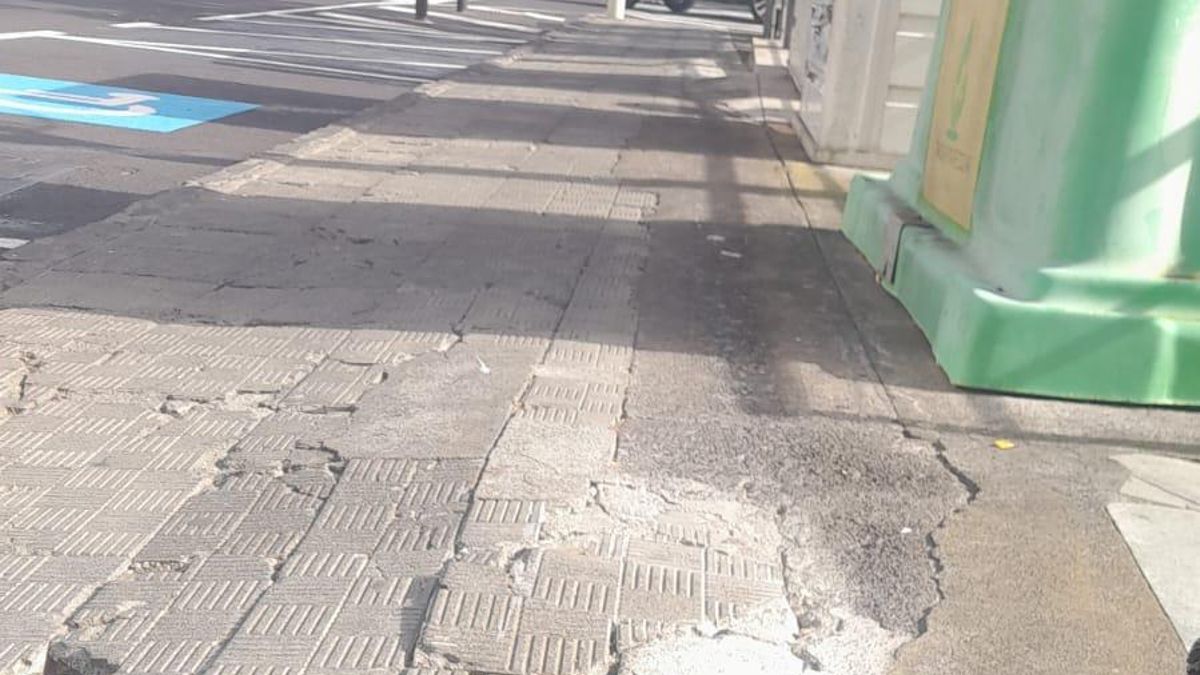 Imagen cedida por CC del estado de una acera de Breña Baja.