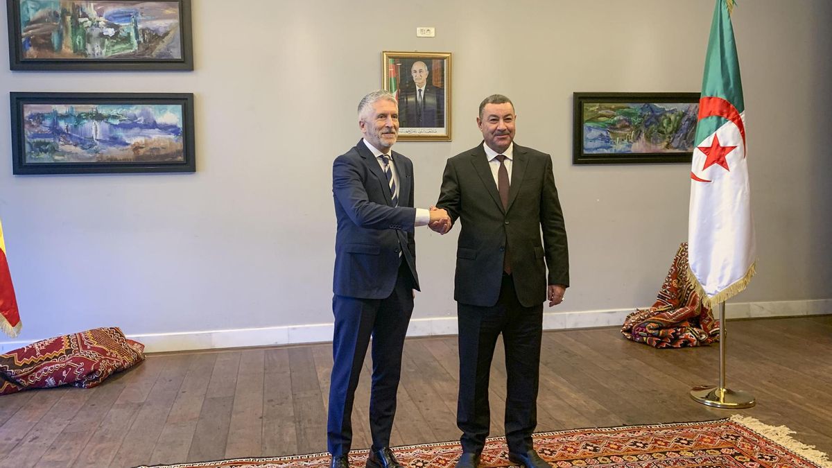 El ministro del Interior, Fernando Grande-Marlaska (i), junto a su homólogo argelino, Said Sayoud, este lunes en Argel (Argelia).