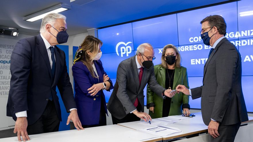 El presidente de la Xunta de Galicia, Alberto Núñez Feijóo firma la entrega de los avales necesarios para formalizar su candidatura en la sede nacional del PP, en la calle Génova, a 9 de marzo de 2022, en Madrid (España).
