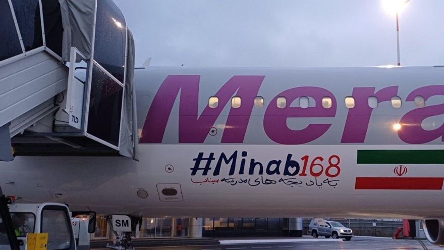 El avión en el que Abbas Araghchi ha viajado a San Petersburgo, con el mensaje "Minab168".