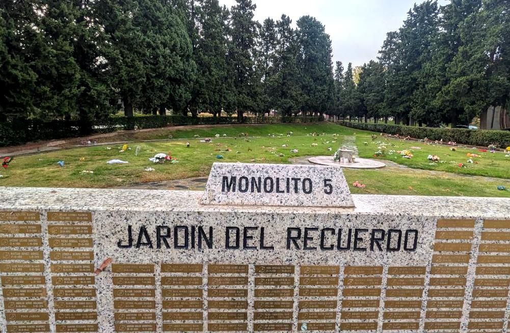 Uno de los monolitos en recuerdo a los difuntos, en el cementerio de La Almudena