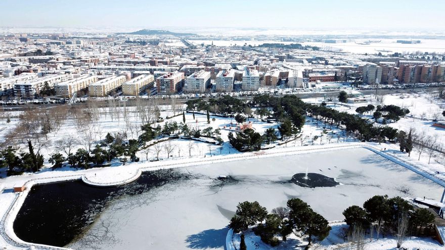 Vista de Lago de la Alhóndiga en la localidad madrileña de Getafe, este lunes. EFE