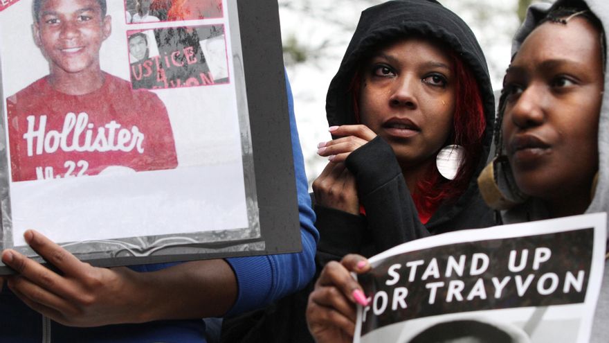 Una mujer llora durante una manifestación por la muerte de Trayvon Martin el 24 de marzo de 2012