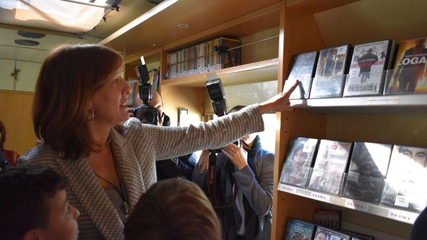 La consejera de Igualdad, Blanca Fernández, durante la presentación de los bibliobuses de la Biblioteca Luisa Sigea