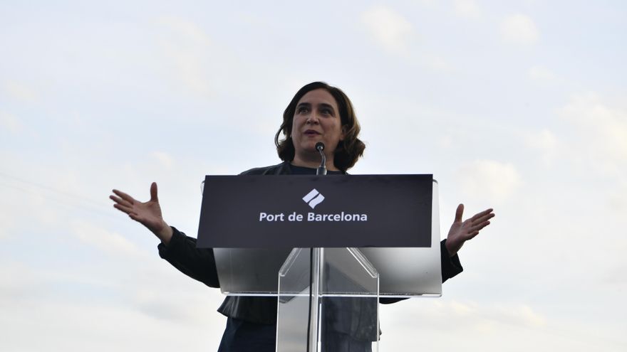 La alcaldesa de Barcelona, Ada Colau, interviene durante la presentación del buque de Open Arms, ‘Open Arms Uno’, en la Rambla de Mar del puerto de Barcelona, a 8 de junio de 2022, en Barcelona, Cataluña (España).