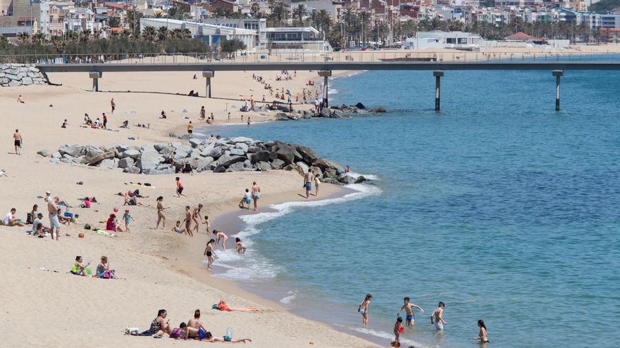 Una trabajadora de un chiringuito de Badalona denuncia que la despidieron por tener pelo en las axilas