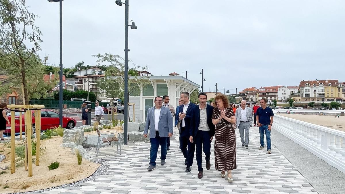 Comillas inaugura el nuevo frente marítimo tras las obras de urbanización y renaturalización del entorno de la playa.