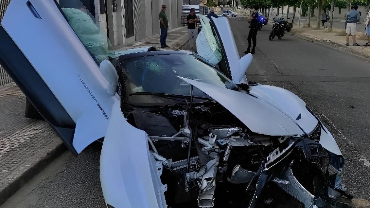 Destrozan un Maserati al chocar contra un chalé en el barrio de Eras de Renueva de León, sin causar heridos