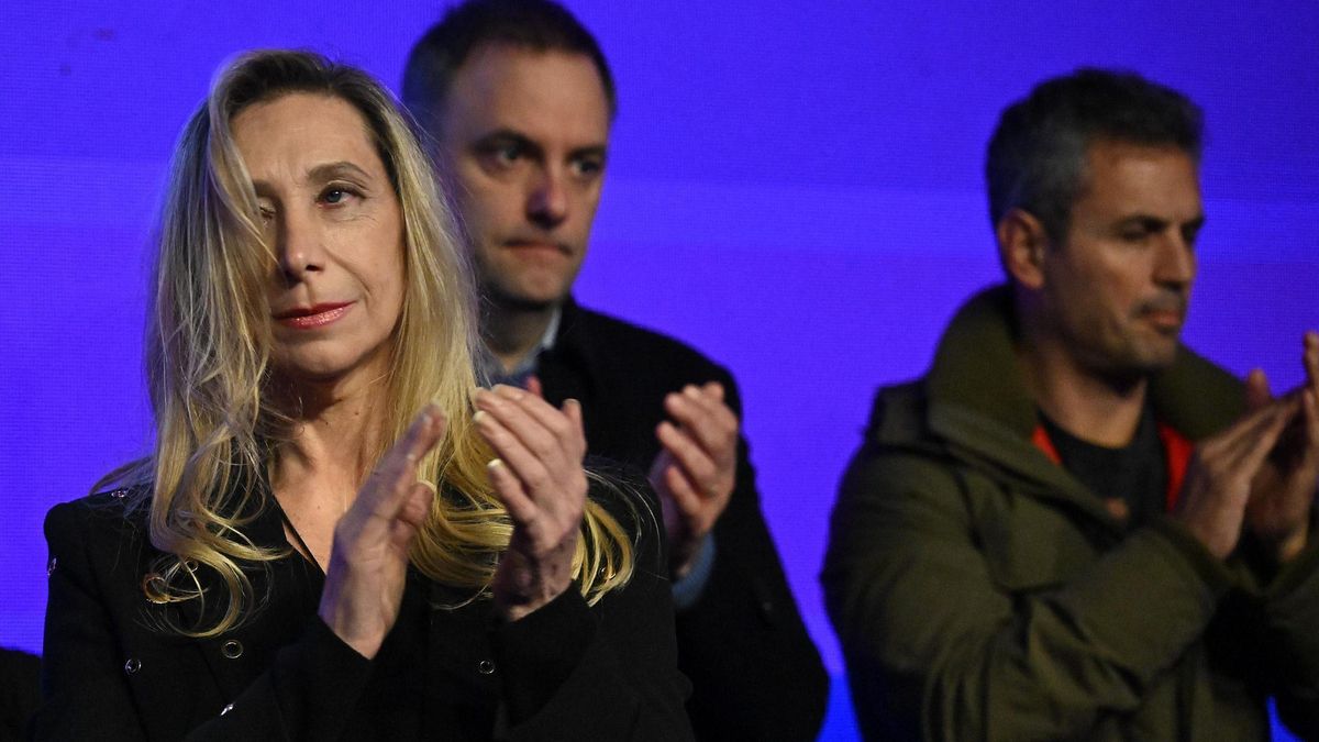 Karina Milei, en el búnker de LLA, junto a Manuel Adorni y Martín Menem, tras la derrota electoral de este domingo.