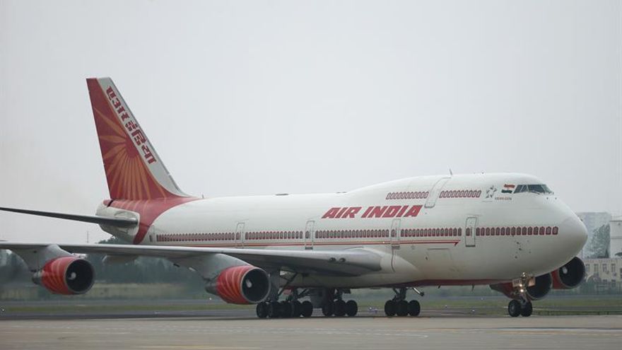 Fotografía de un avión de la aerolínea Air India, compañía que trasladó desde la ciudad china de Wuhan, epicentro del brote de coronavirus, hasta  Nueva Delhi a 324 pasajeros repatriados por el Gobierno indio.