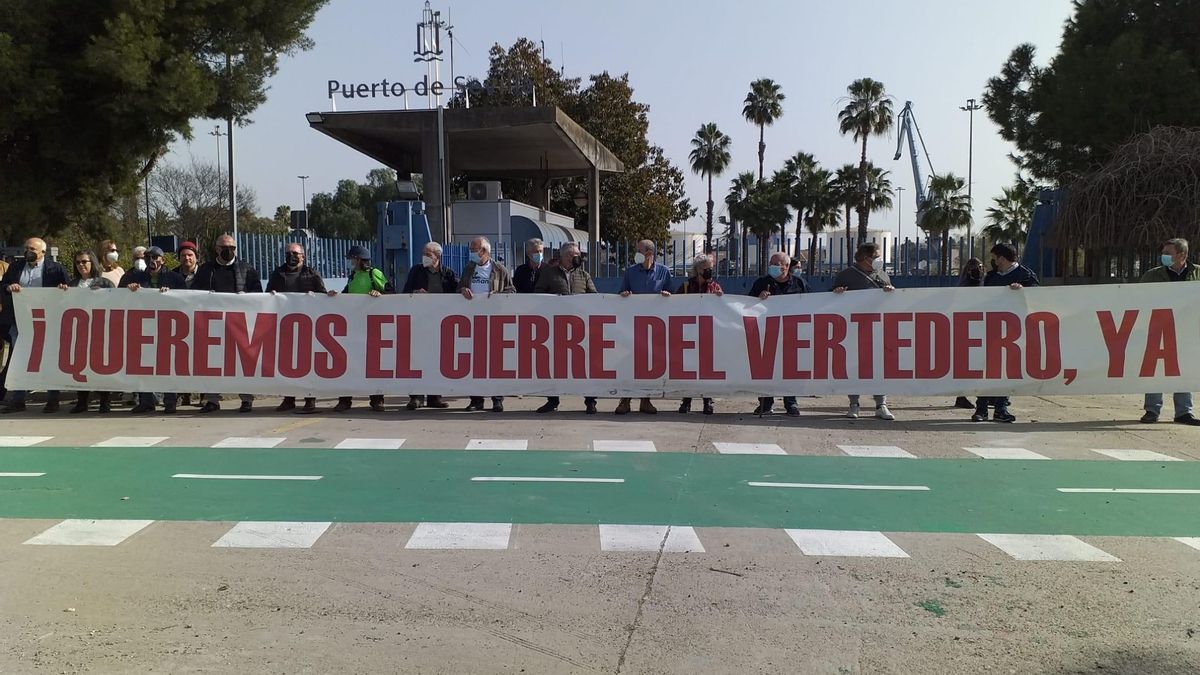 Concentración en el puerto de Sevilla contra el vertedero de Nerva y la llegada de residuos de Montenegro a las instalaciones nervenses.