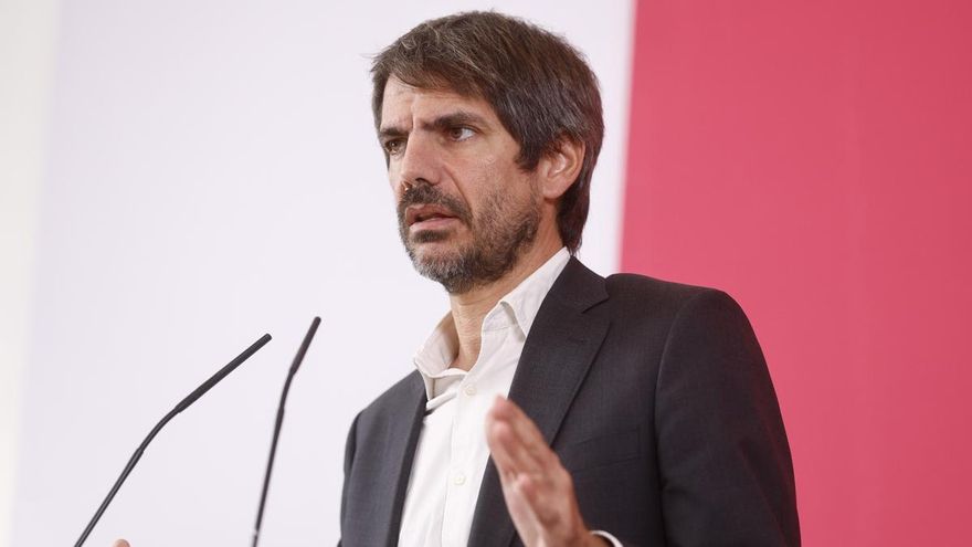 El portavoz de Sumar y ministro de Cultura, Ernest Urtasun durante la rueda de prensa ofrecida este lunes en la sede de la formación, en Madrid.