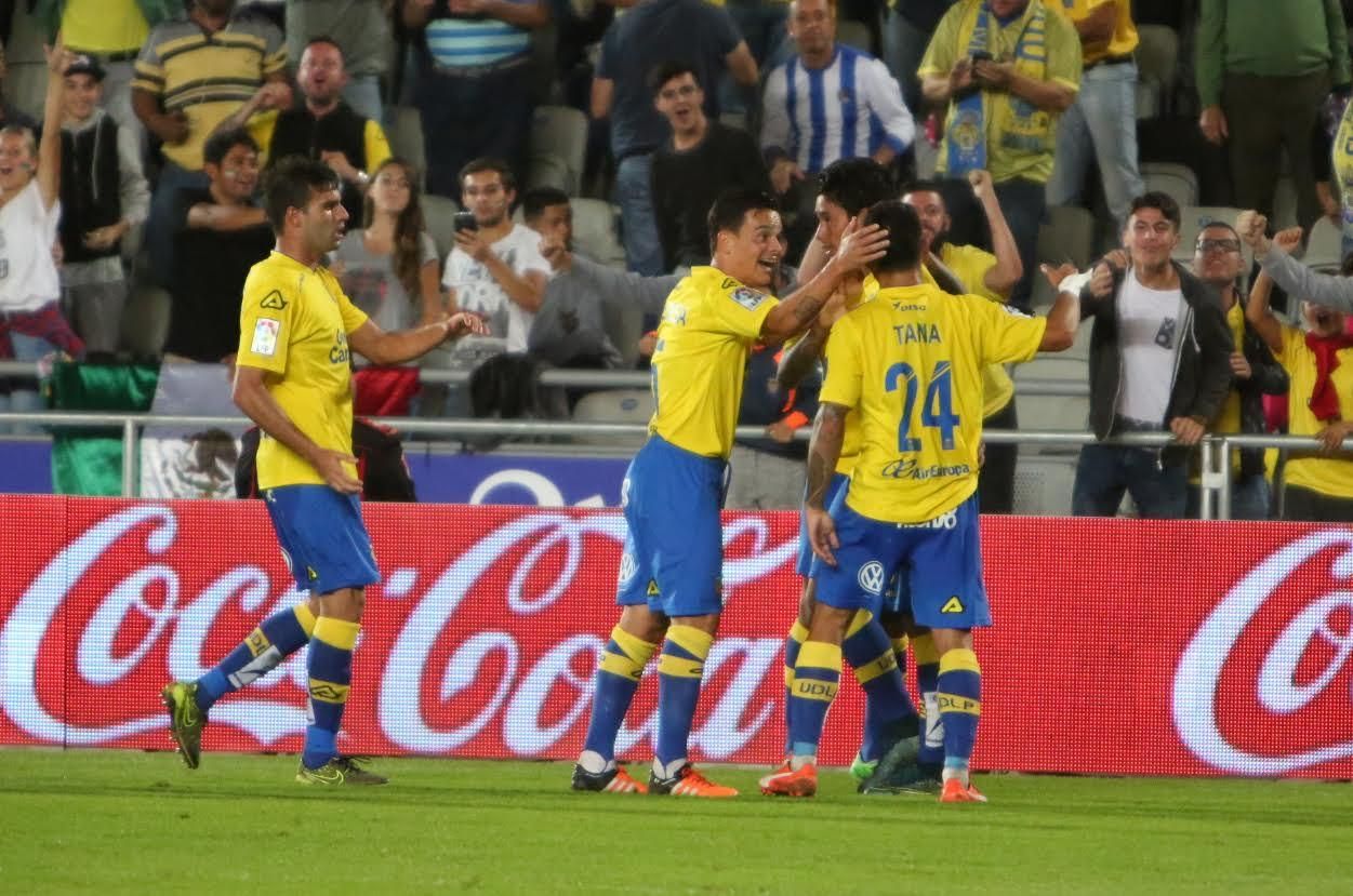 Los jugadores de la Ud celebran el gol de Araujo.