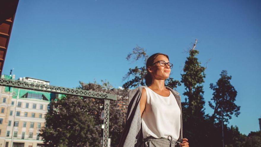 La vuelta del 'flâneur': las ventajas de caminar sin rumbo y cómo incorporarlo al día a día