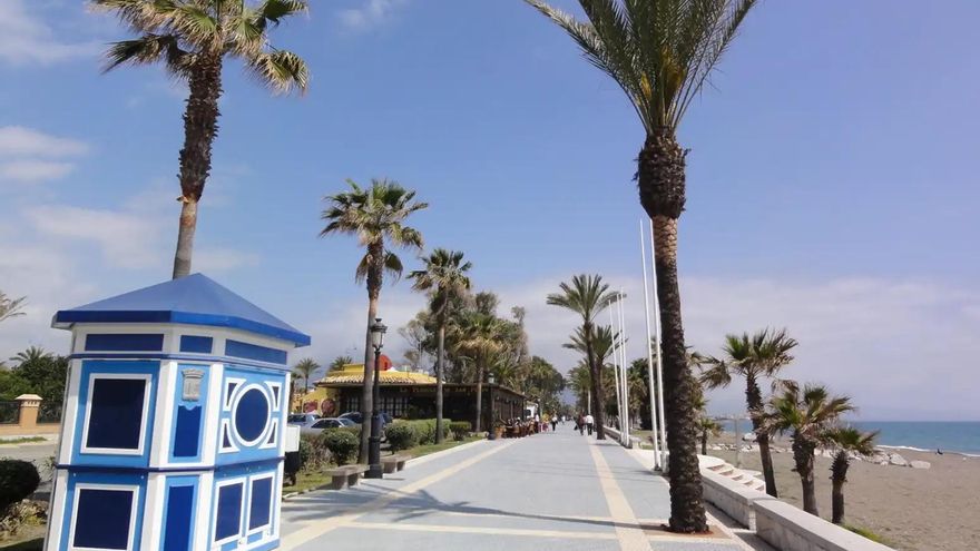 Un yacimiento histórico, termas romanas y una torre medieval: los tesoros que esconde esta playa de arena oscura de Málaga
