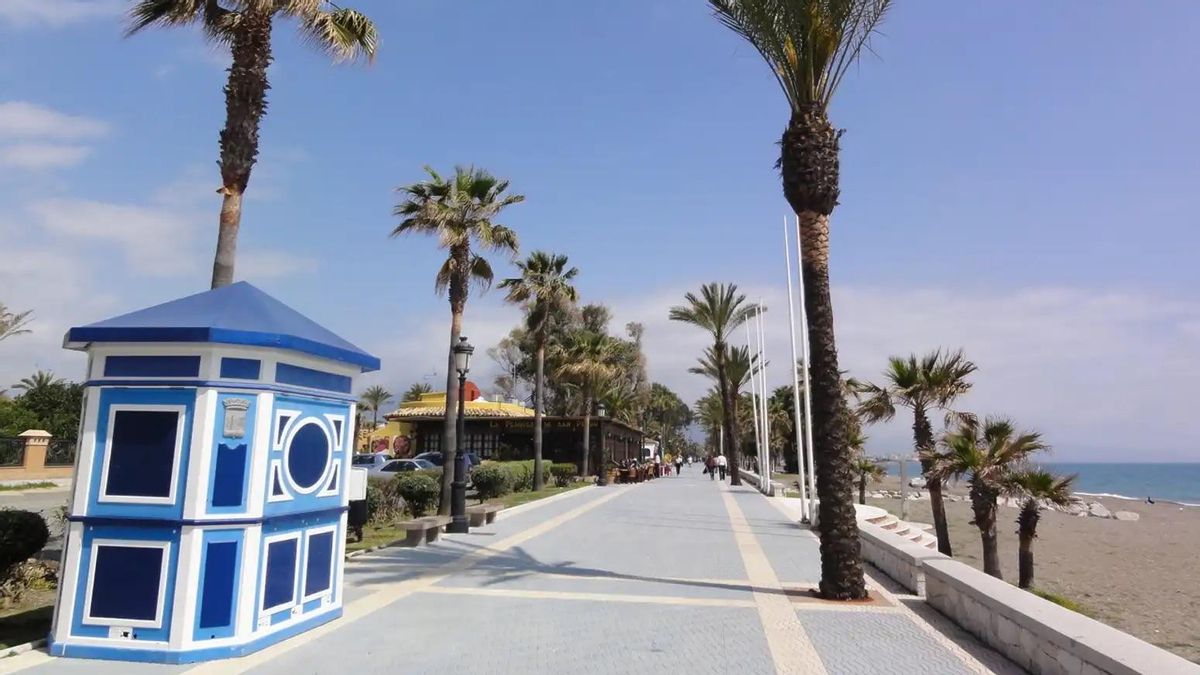 Un yacimiento histórico, termas romanas y una torre medieval: los tesoros que esconde esta playa de arena oscura de Málaga