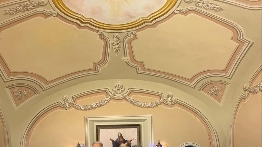 Un cura de Italia crítico con la mafia recibe una bala dentro de un pañuelo en plena misa