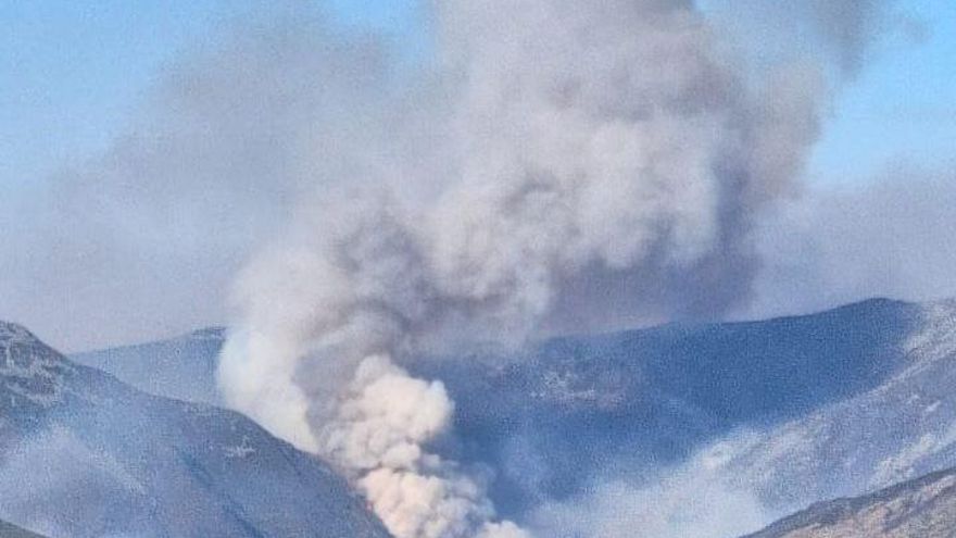 El viento aviva los incendios de Colinas-Fasgar y de La Baña-Porto hasta desbordar los medios desplegados