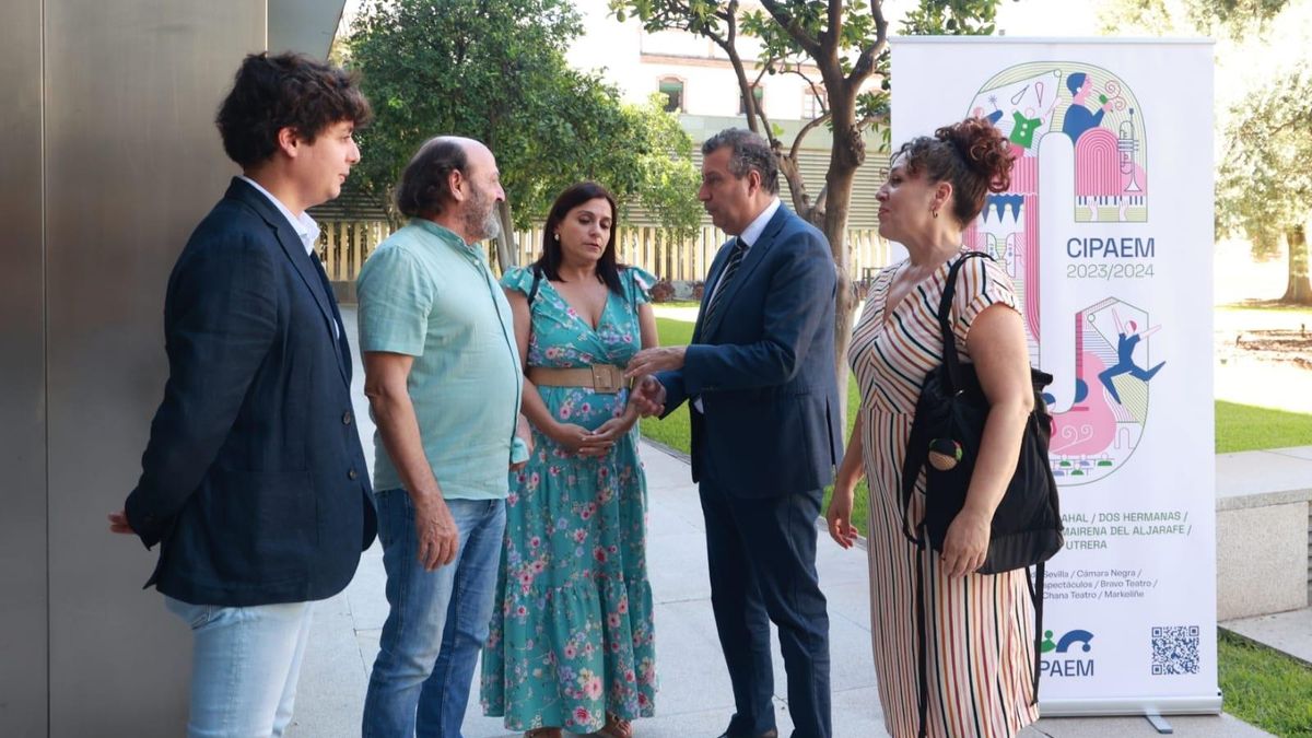 El presidente de la Diputación de Sevilla, Javier Fernández, acompañado por el diputado del Área de Cultura y Ciudadanía, Casimiro Fernández, ha presentado la programación de Cipaem 2023.