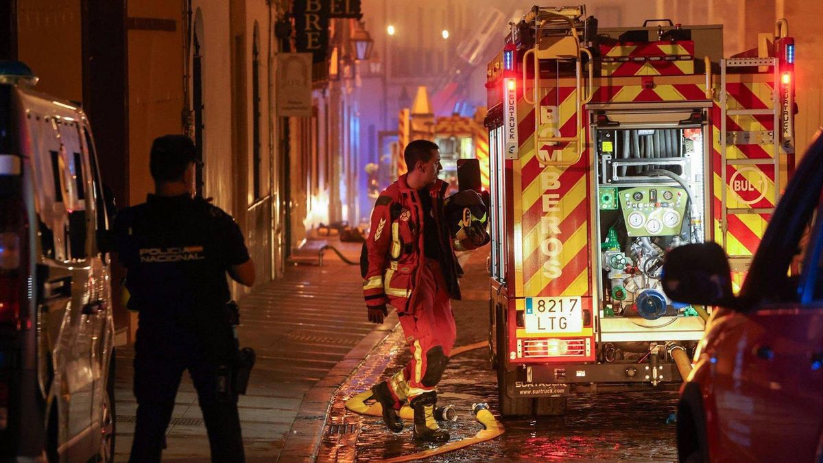 Imagen de un agente de la Policía Nacional y de un bombero en la noche del viernes en el incendio en la Mezquita de Córdoba
