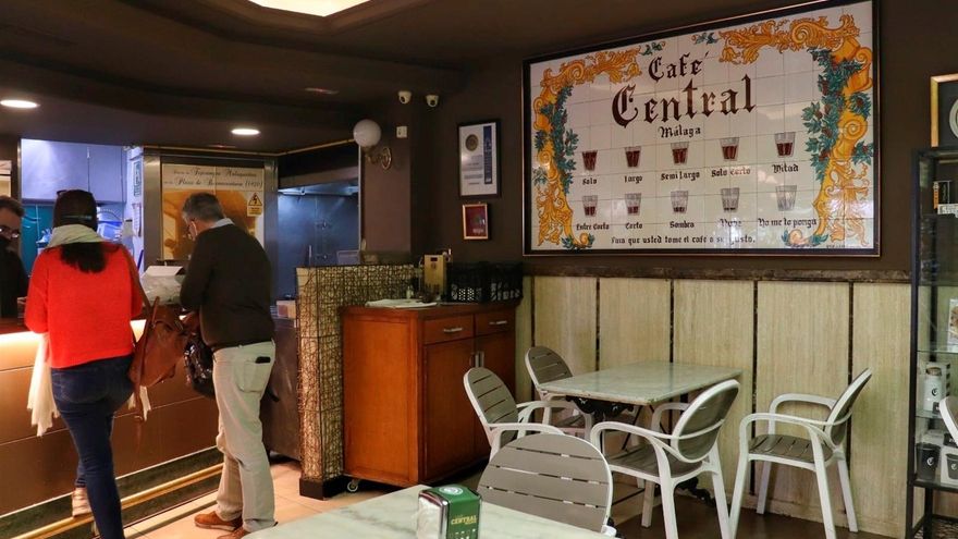 Interior del Café Central de Málaga, histórico bar que inventó unos peculiares nombres para pedir esta cotidiana y popular bebida en sus diversas formas, que va a echar el cierre tras más de un siglo de vida. EFE/Daniel Luque