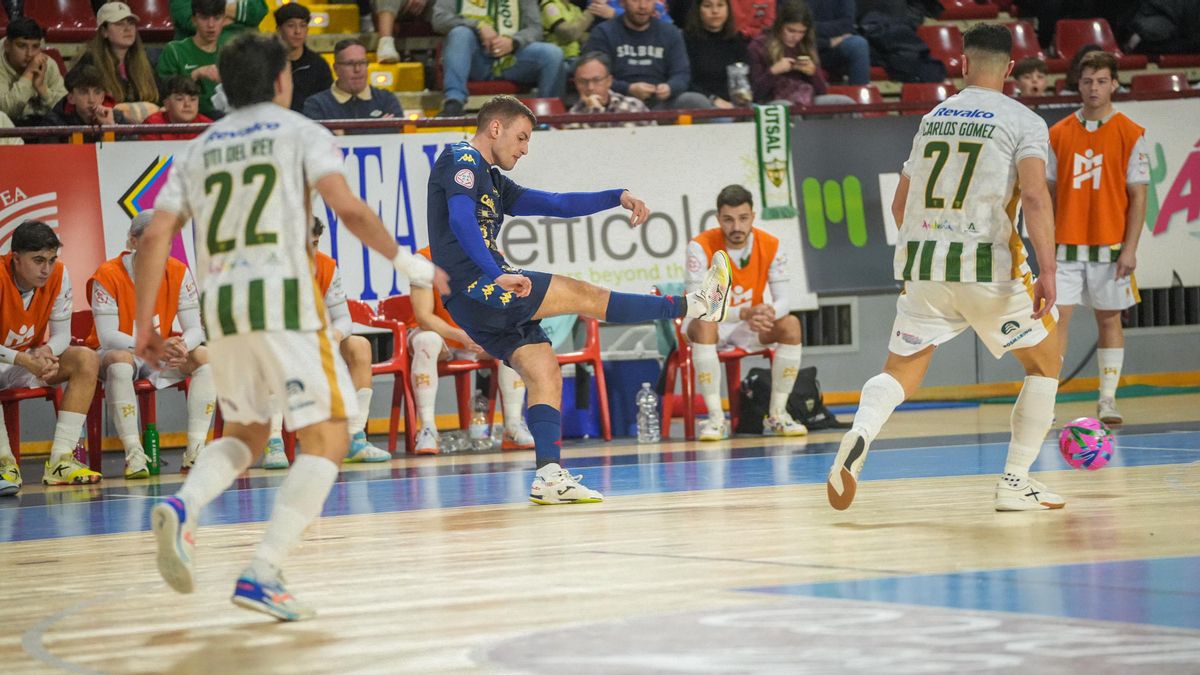 Andrei Luthke y Nacho Parreño, en el banquillo durante el duelo ante el Ferrol