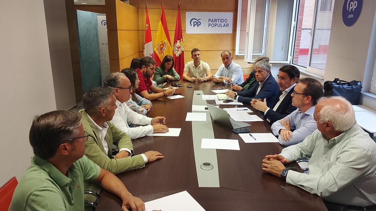 Juan Carlos Suárez-Quiñones preside el Comité de Dirección del PP leonés tras los incendios forestales.