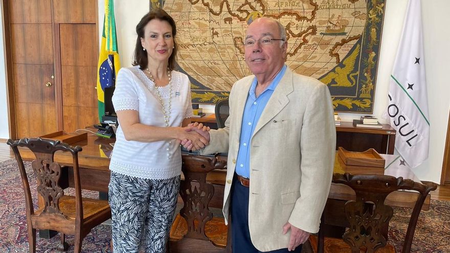 Milei invitó a Lula a su asunción por medio de una carta que Mondino entregó en Brasilia