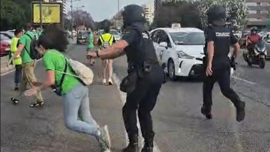 Un Policía agrede a una docente por la espalda en las protestas desarrolladas ante la Conselleria de Educación en València