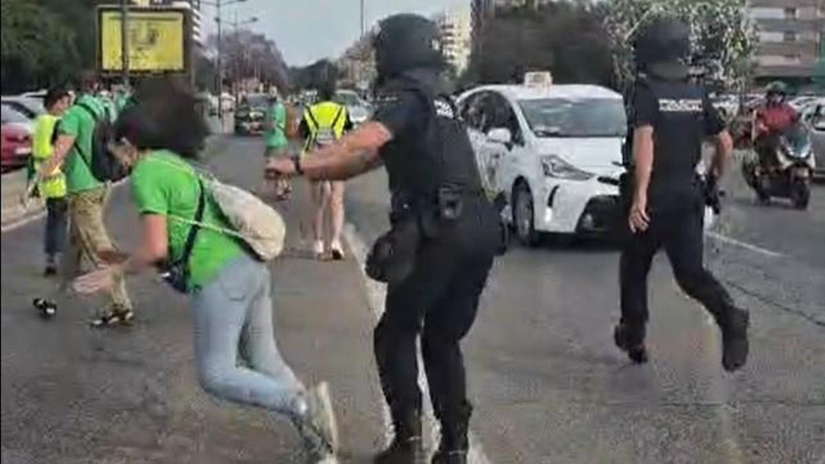 Un Policía agrede a una docente frente a la Conselleria de Educación en València a la que ha lanzado contra el suelo
